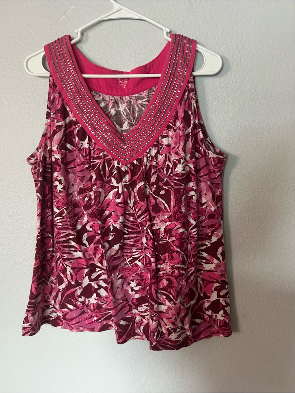 Bay studio Sleeveless V-Neck Floral Print Tank Top - Pink